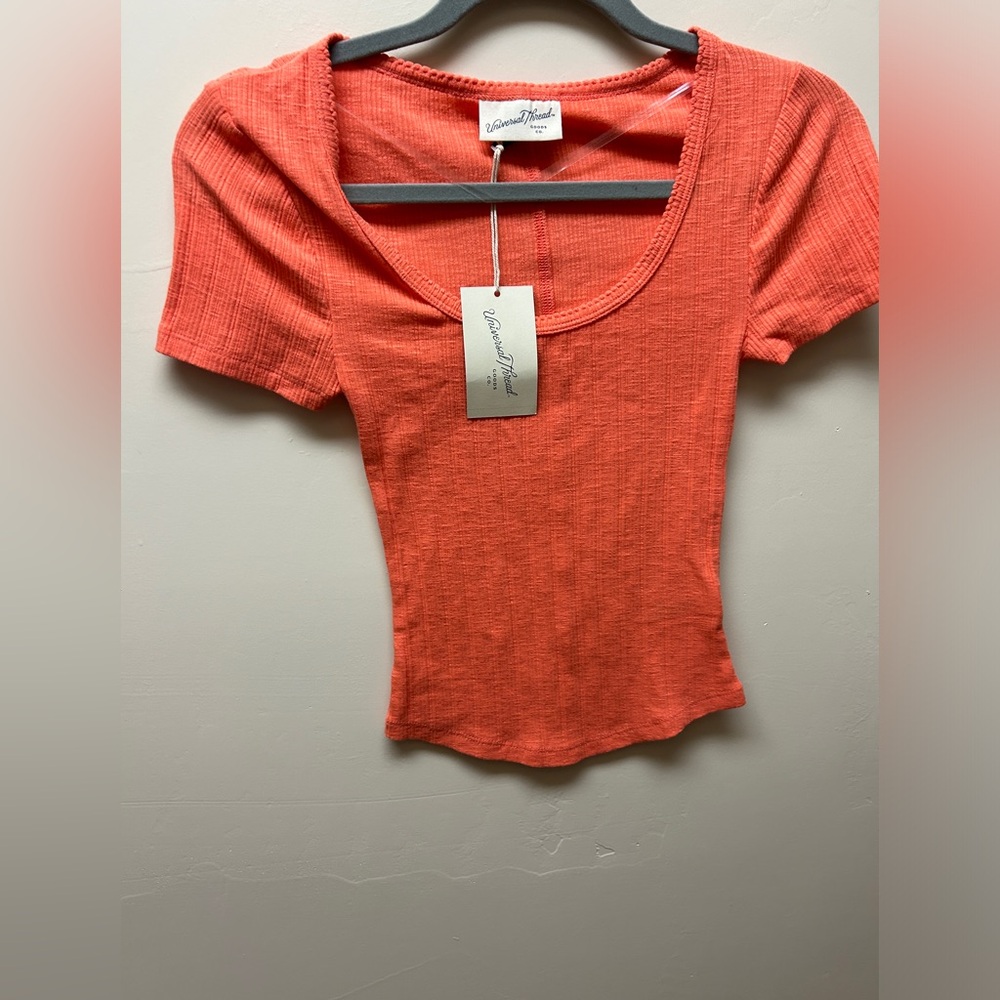 Universal Threads Form Fitting Scoop Neck T-Shirt